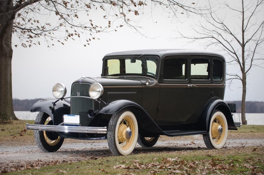  Ford Model 18 Fordor Sedan 1932 года  (фото 1 из 8)